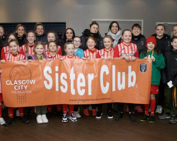 Ardencale Girls FC in group picture with Glasgow City FC players/>
			</div>
						<div class=